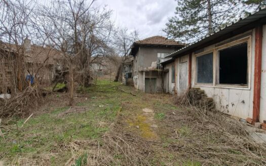 Самостоятелна къща с двор в гр. Горна Оряховица